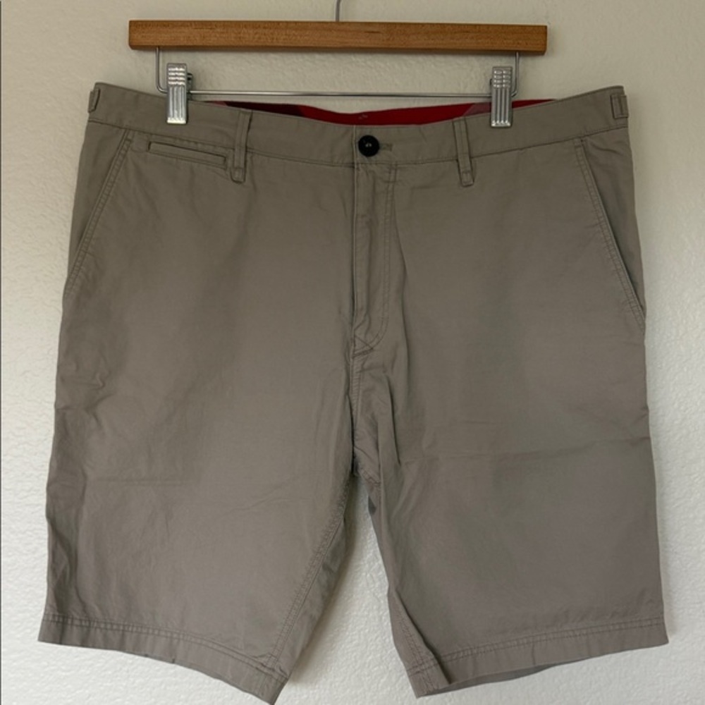Burberry Men's Tan Shorts 34